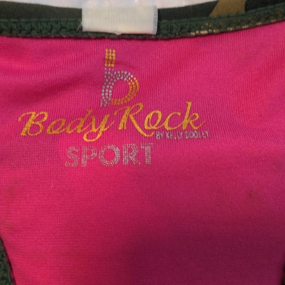 Camo pink sports bra perfect for shoot - Picture 2 of 5